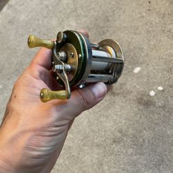 Vintage Shakespeare Fishing Reel for Sale in Simi Valley, CA