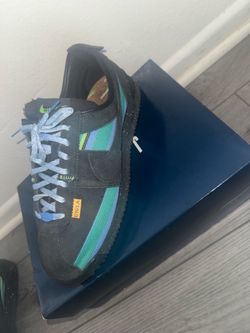 Like new men Nike shoes asking 40 ea.