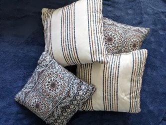4 Decorative Couch Pillows 