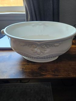 Lenox "Butler's Pantry" white ceramic soup tureen / serving bowl