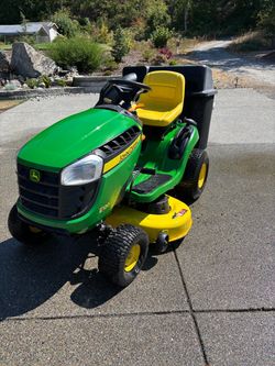 John Deere  E120 riding lawnmower