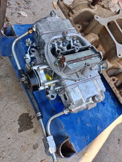 HOLLEY STHLE EDELBROCK 750CFM DOUBLE PUMP!! 120$