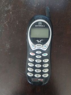 Old Motorola Phone & Sprint Flip With Chargers