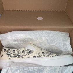 Cream Vans Slip On (Skull/Bandana) Men(5) Women(6.5)