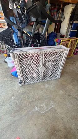 Baby gate w door