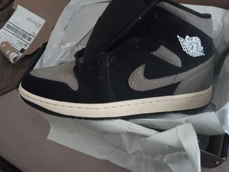 Brand new Air Jordan 1 mid se 10 and 1/2