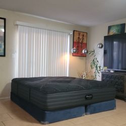HIGH QUALITY KING SIZE BEAUTY REST BLACK MATTRESS AND BOXSPRINGS FOR SALE! IN EXCELLENT CONDITION,  FREE DELIVERY 