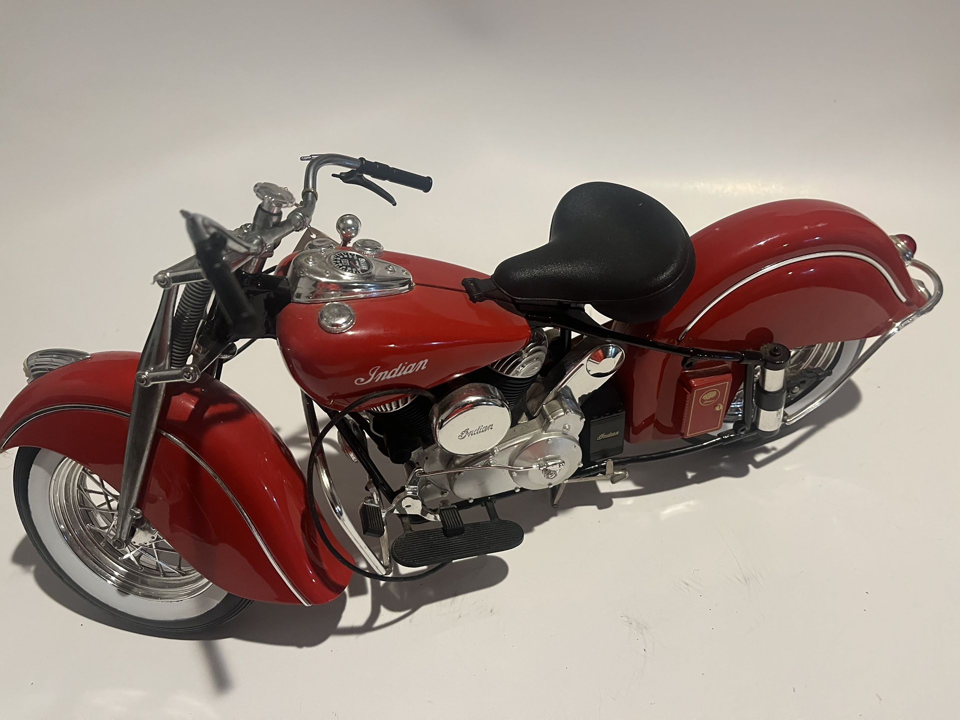  Guiloy Indian Chief 348 (1948) Die Cast Motorcycle 1:6 Scale #16226.