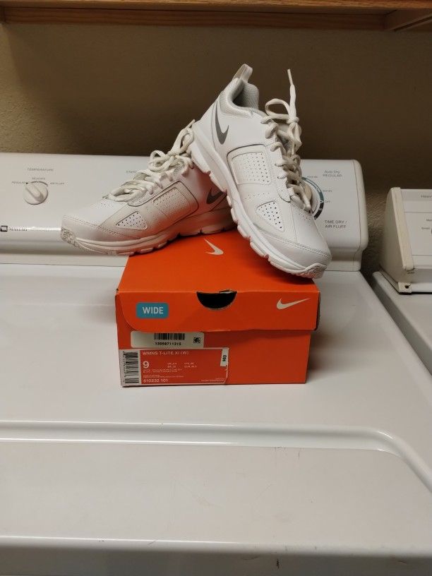 Women's Nike Tennis Shoes