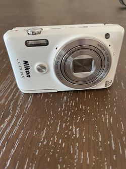 White Nikon Coolpix s6900