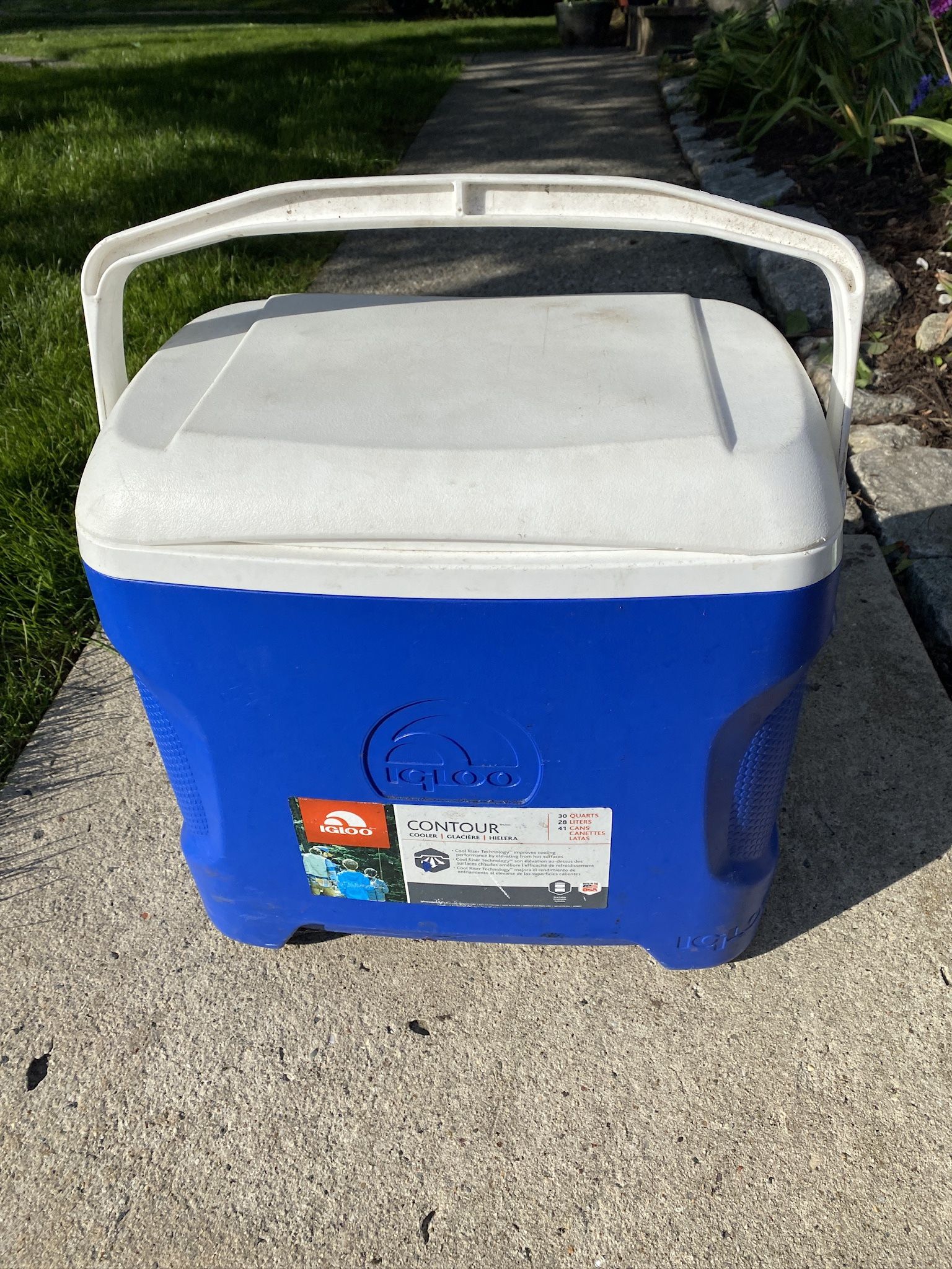 Igloo Contour 30 Quart / 41 Cans Cooler Ice Chest Blue and White