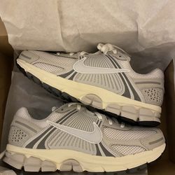 Brand New Nike Vomero Platinum Tint Size 9