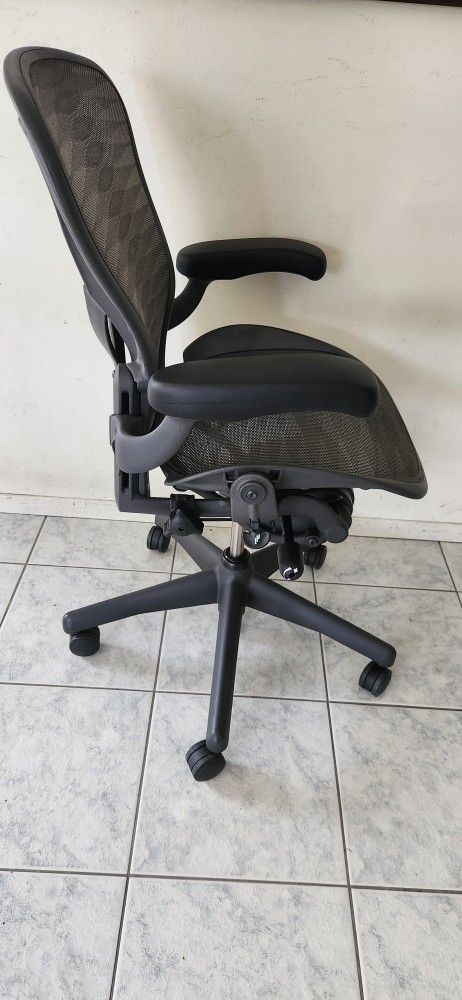 Herman Miller Aeron PostureFit Fully Loaded Size B C Like New!