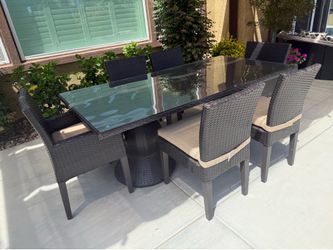 Brown Wicker Outdoor Table w 6  Chairs