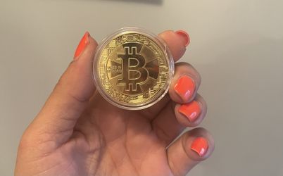 5 Bitcoin Coins BTC Cryptocurrency Collectible in Plastic Case.. If Shipping $6