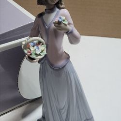 Lladro Porcelain Figurine 7644 Innocence in Bloom Young Woman with Flowers