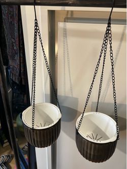 2 hanging planters