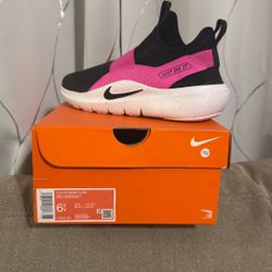 Flex Runner 4 . Fuccia, Black And White Color. 