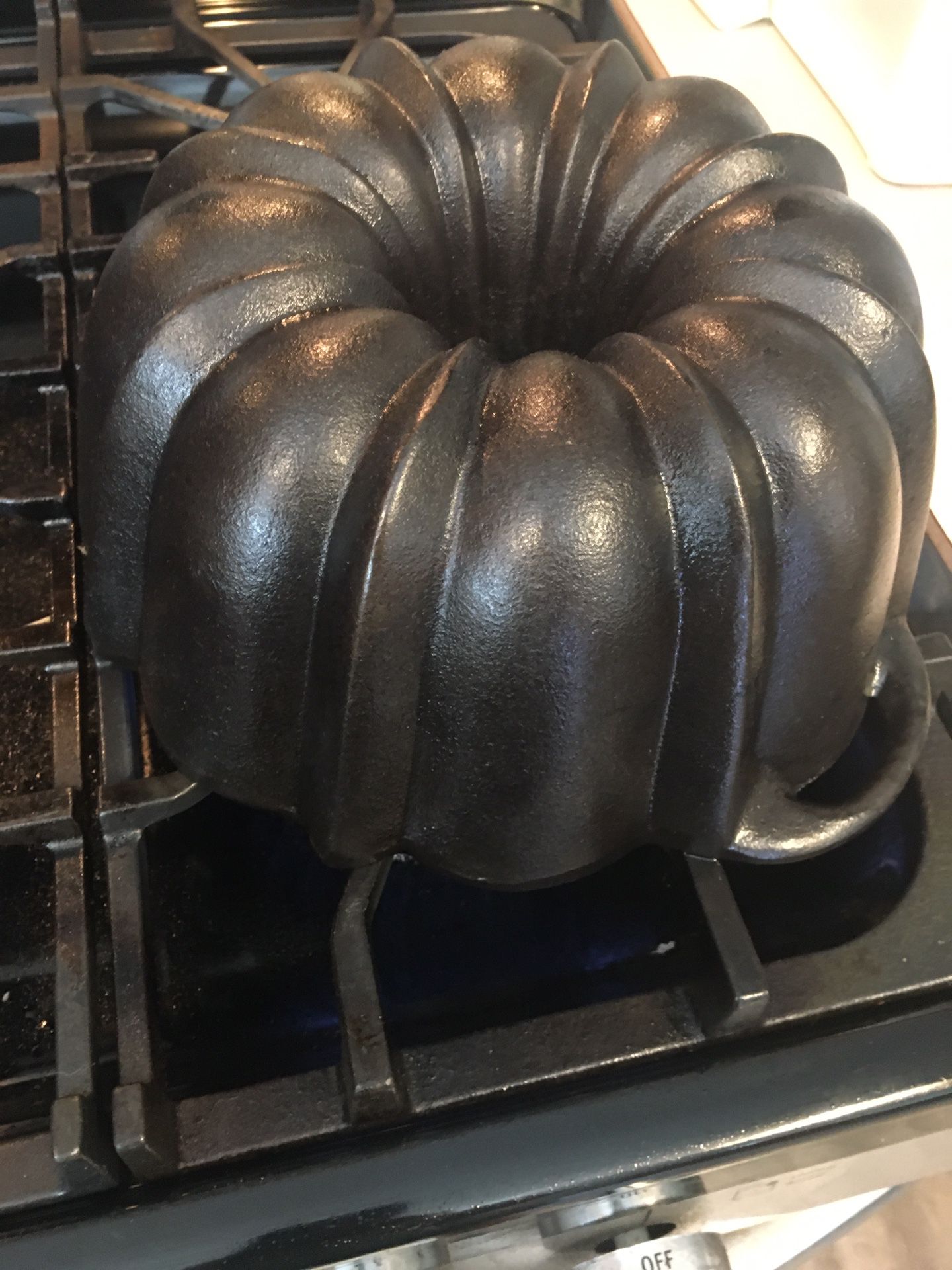 Unmarked Early / Primitive Cast Iron Bundt / Fluted Cake Pan