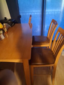 Table and 5 chairs with a leaf to extend.