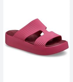 Brand New Crocs Dragonfruit Getaway Platform Toe Loop Sandals M9 W11