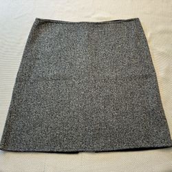 Elie Tahari reversable wool skirt grey tweed on one side and black on the other. estimated size 10 based on 17 inch waist