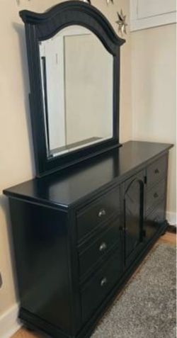 ✨ Mueble con espejo y cajones en excelente estado.