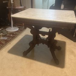 Wooden Marble Table / Mesa De Madera Hecha De Marmol