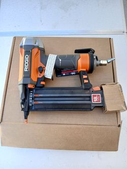 Clabadora ridgid para clavos saiz 18  de conpresor