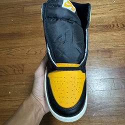 Air Jordan 1 Retro High OG Size 6.5y/8W