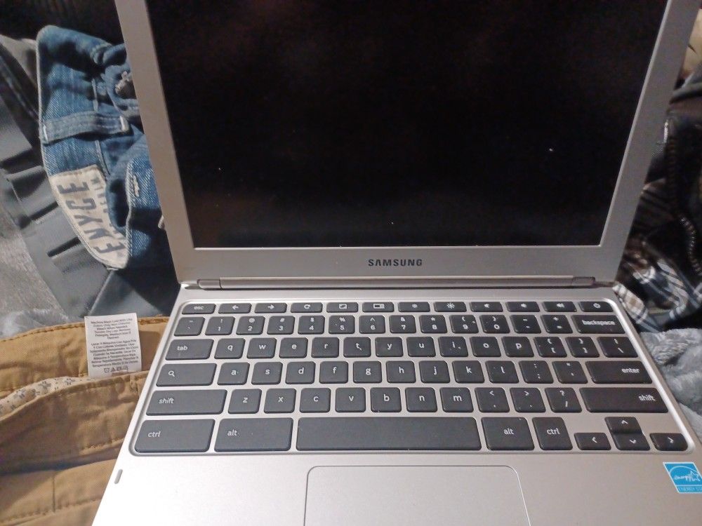 Totally Awsome Laptop Tablet Hybrid. Excellent Condition