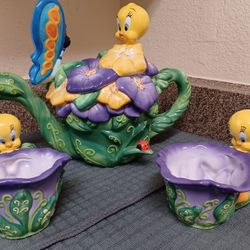 Tweety Bird Pitcher and Cups