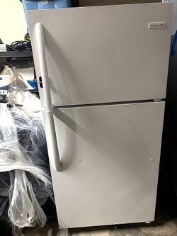 Frigidaire Refrigerator – Top Freezer – Works Perfectly