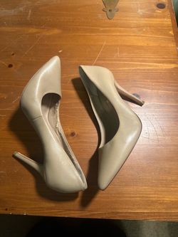 BCBGMaxAzria Nude Pointed-Toe Stiletto size:7