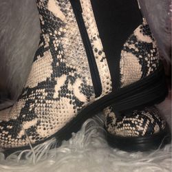 Universal Thread Combat Boot