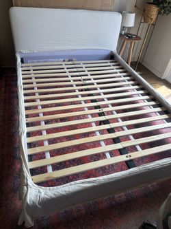 Queen bedframe