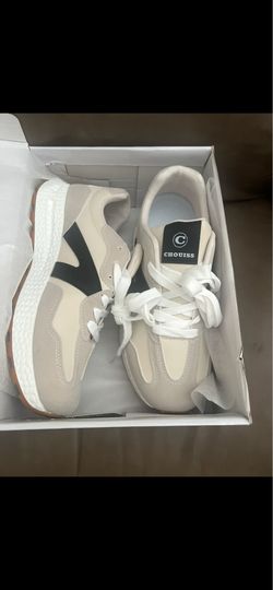 Tennis shoes