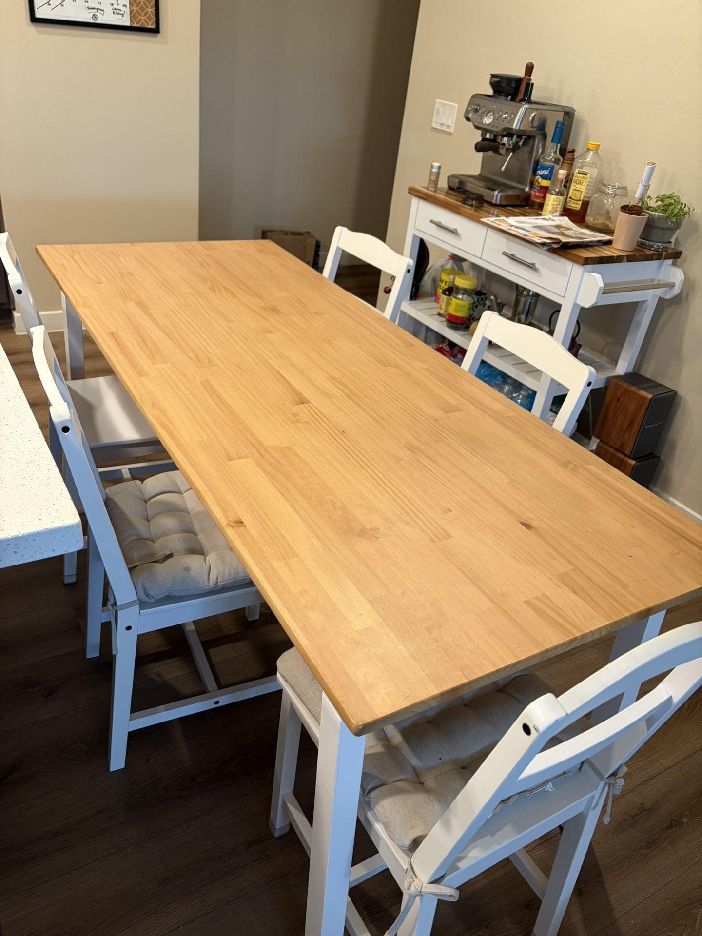 Like New Dining Table And Chairs 