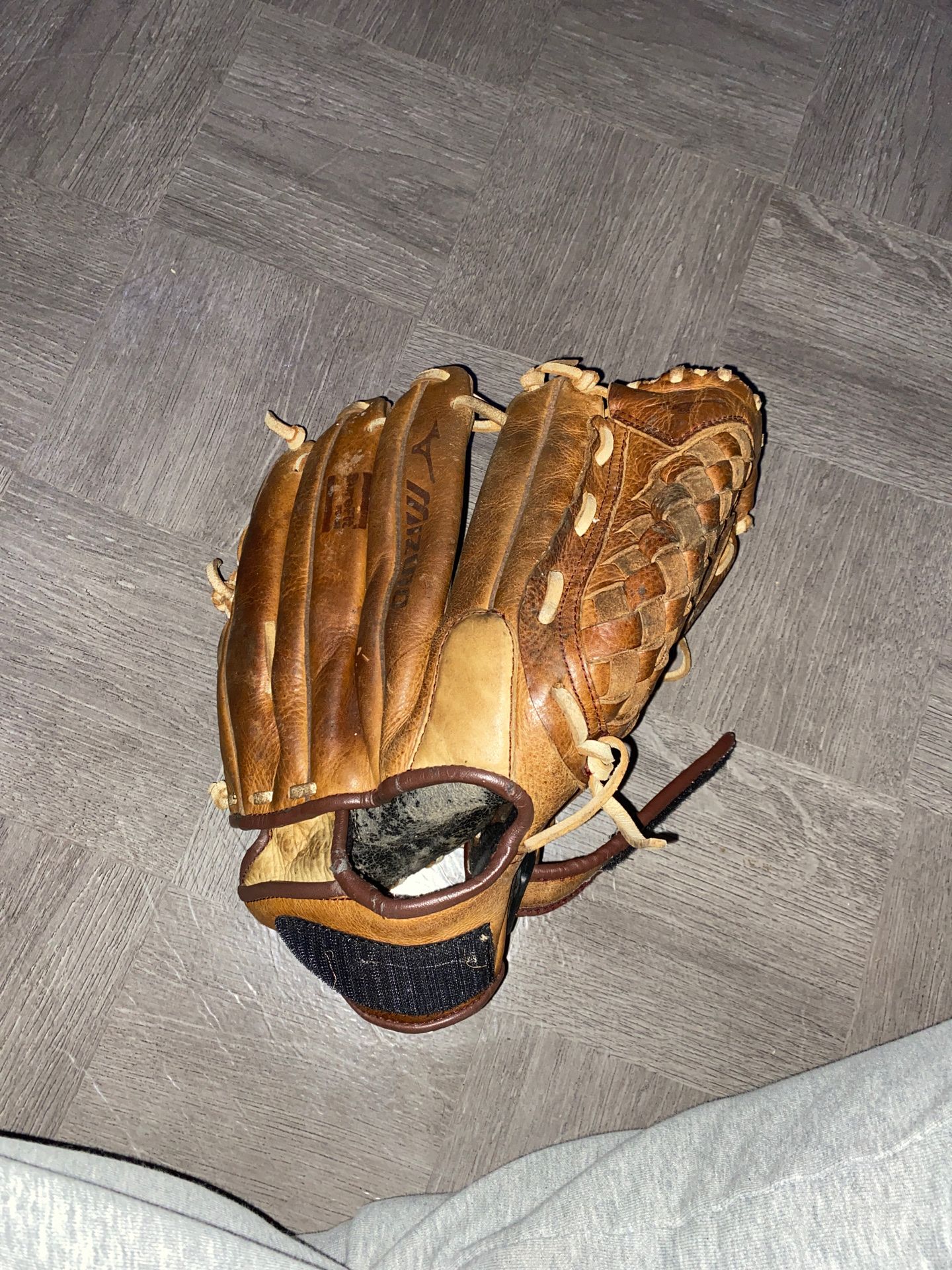 Mizuno classic all leather baseball glove