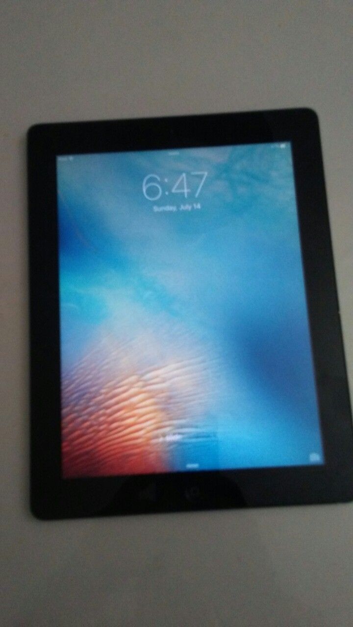 Apple Ipad 2 9" Apple Tablet. No ICloud Working Great