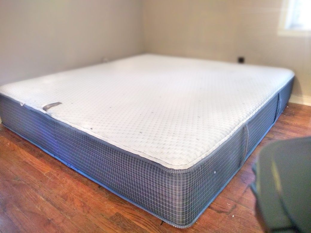 King Size Simmons Beautyrest Silver Hybrid Harrison Shores Plush mattress