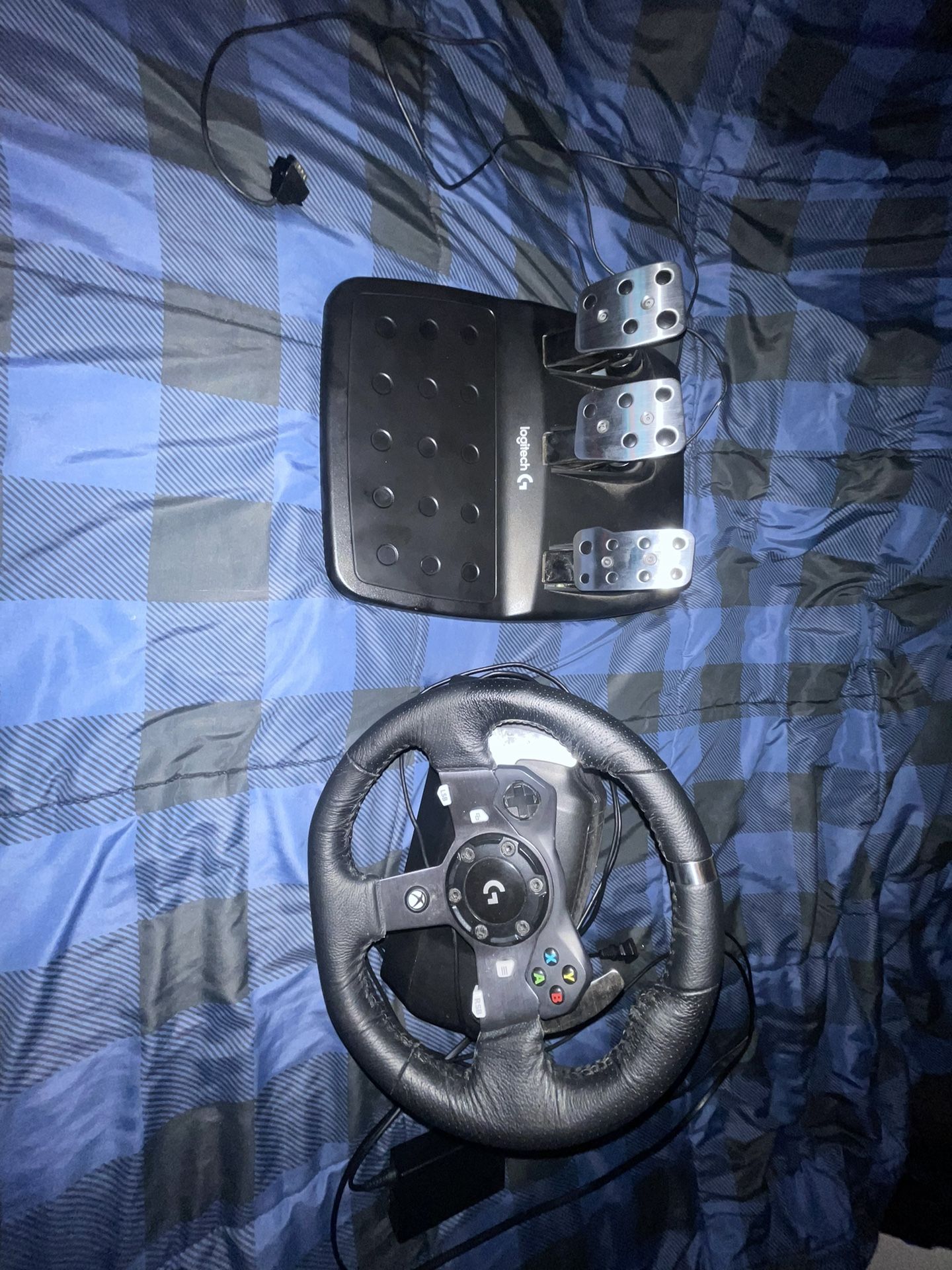 Logitech G920 pedals And Steering Wheel. Xbox/PC
