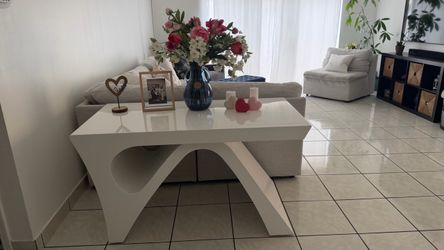 Modern White Writing Desk with rectangle shape