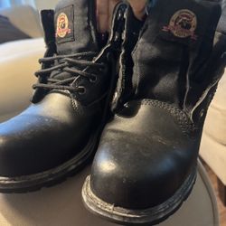 Men’s Brahma steel toe boots size 10 1/2w Soles are in great shape. May need insert inside and new laces but they are in good shape undeunderneath.
