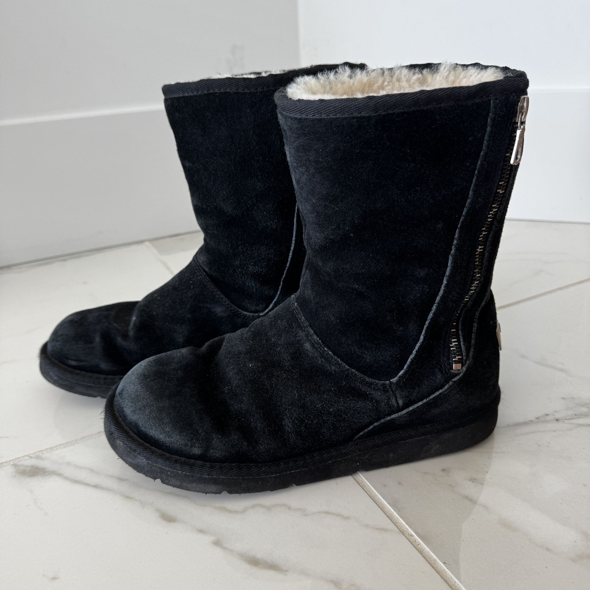 Ugg Woman’s Mayfair #5116 sherpa side zipper black Suede Leather boots Size 9