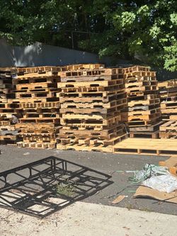 Free pallets /Fire wood