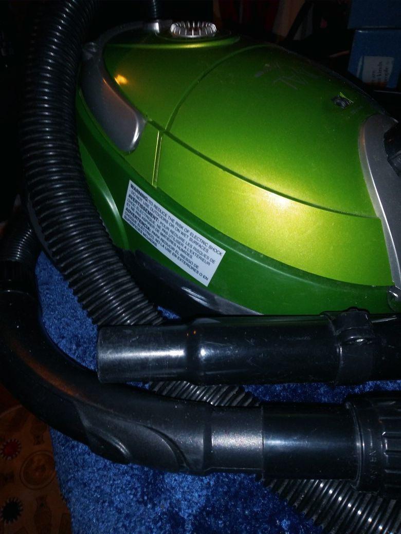 Small vacuum cleaner MADE BY ROYAL with 5 attachments