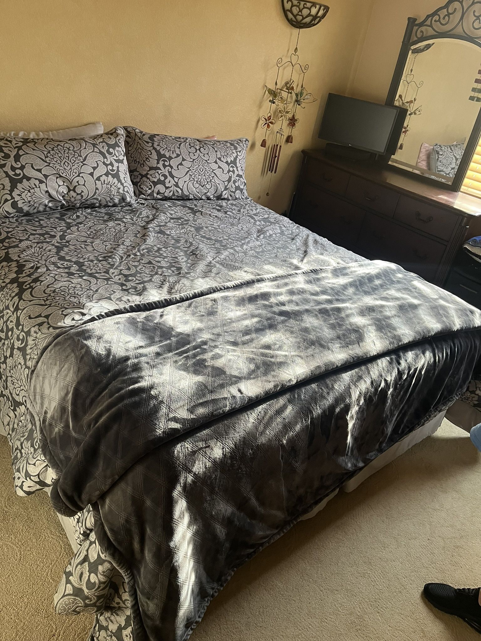 CA King Frame Box Springs And Mattress