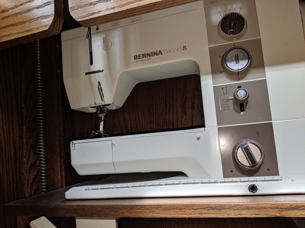 Bernina Record 930 Needle Up/down Machine with Walking Foot, 14 Feet And Quiet!