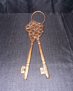Beautiful Large 14" Pair Of Cast Iron Gold Toned Skeleton Keys